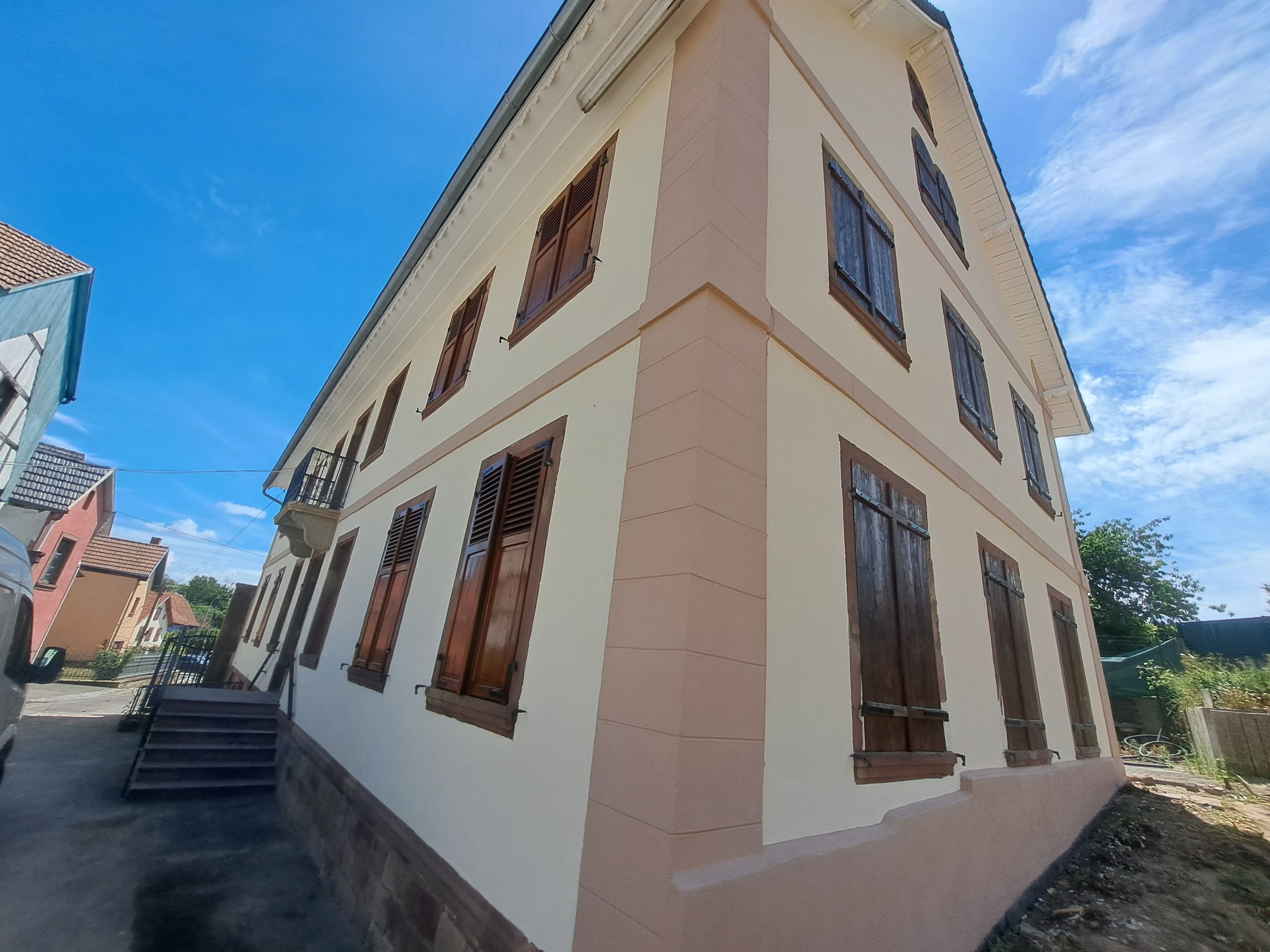 Angle de façade crépie sur une maison à Donnenheim