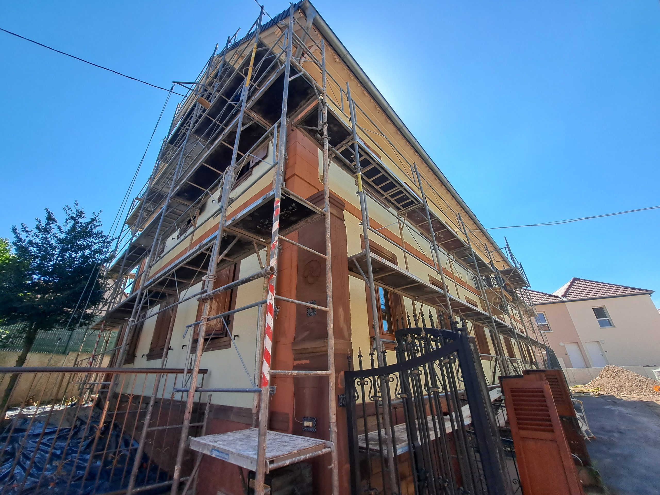 Chantier de ravalement de façade avec échafaudage à Donnenheim
