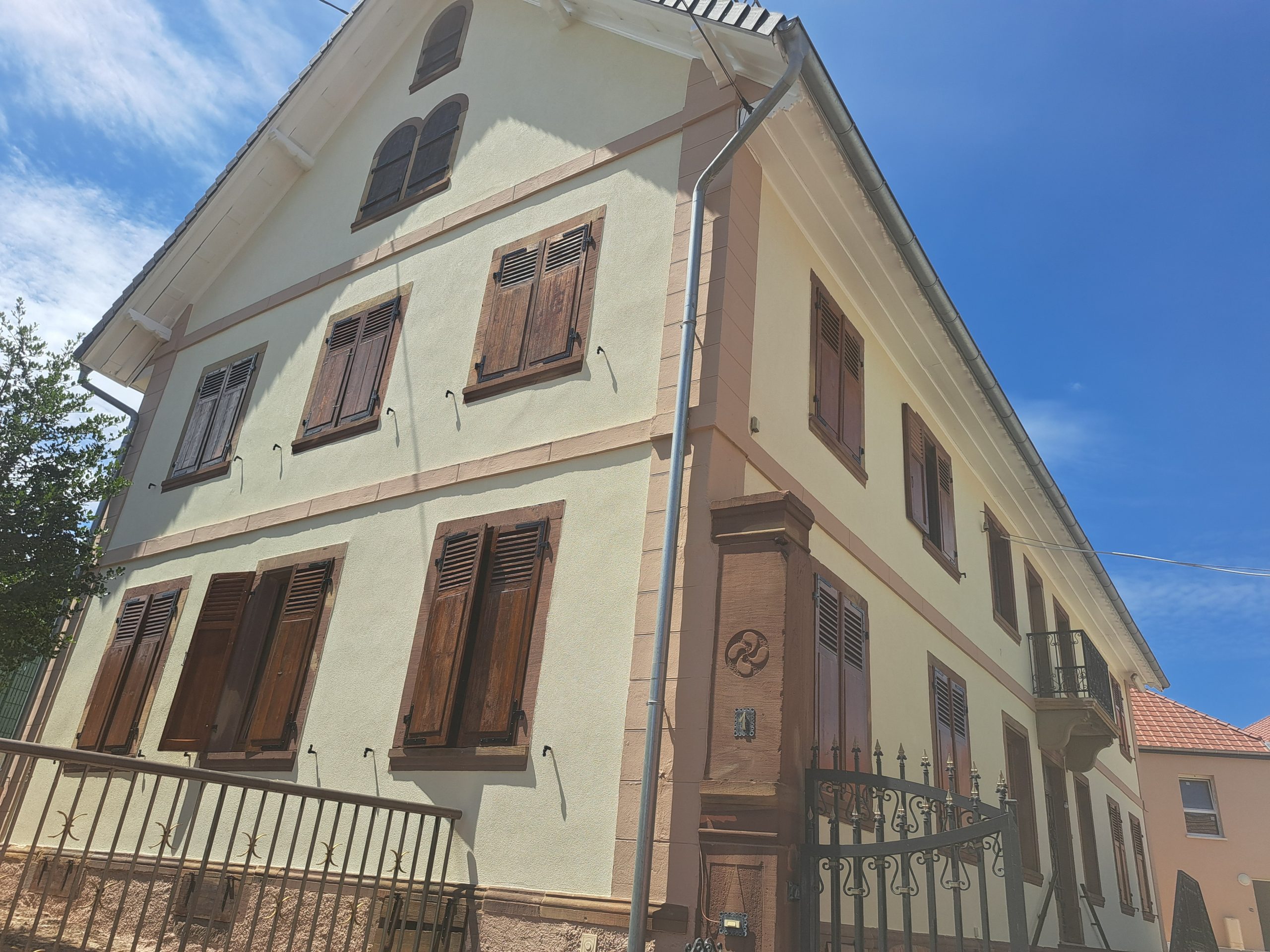 Façade crépie et pignon donnant sur la rue à Donnenheim 67170
