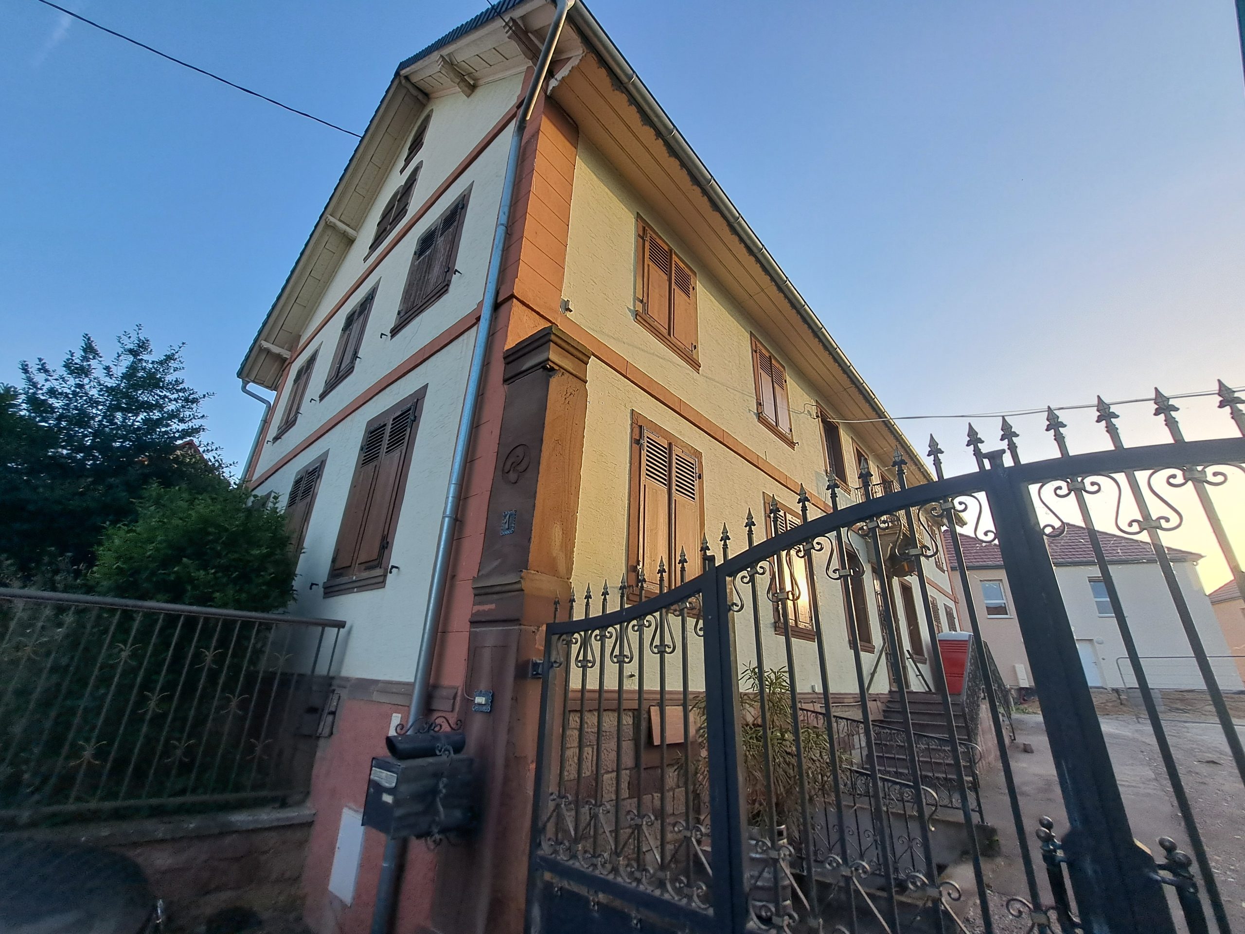 Façade rénovée et crépie à Donnenheim à la lumière du soir