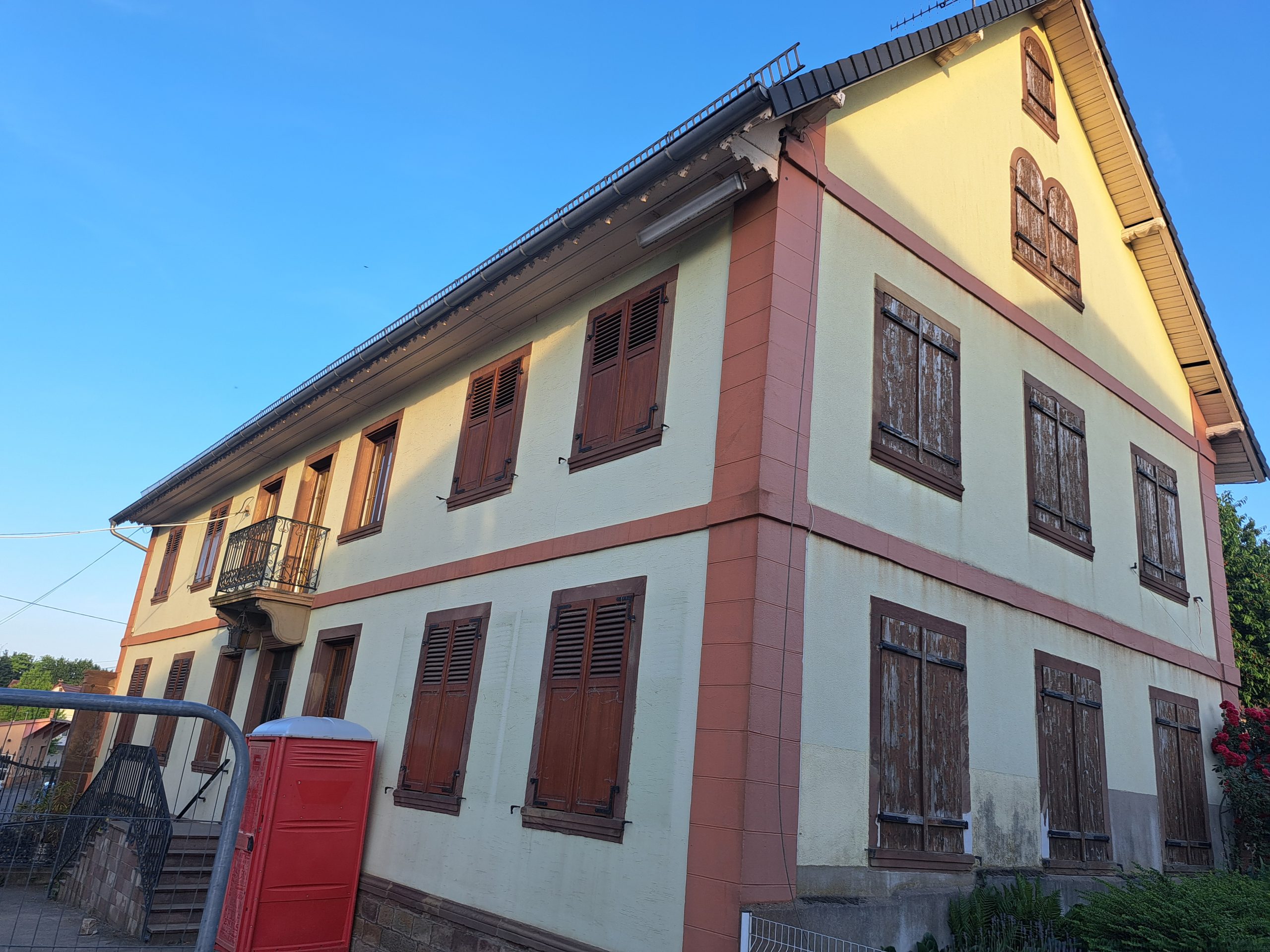 Ravalement de façade d'une maison avec portail à Donnenheim 67170