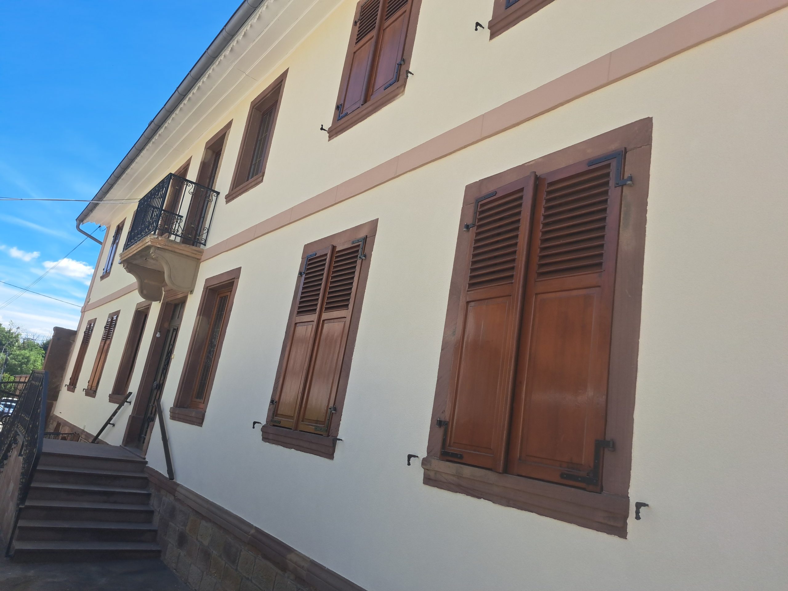 Ravalement de façade avec volets et escalier à Donnenheim