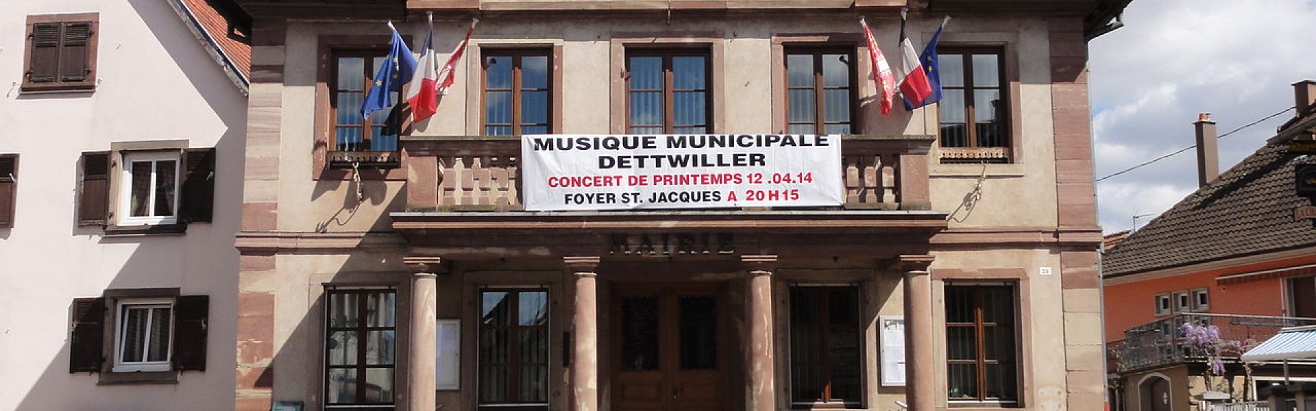Rénovation complète de la façade de la mairie de Dettwiller, valorisant les colonnes et les ornements en grès rose.