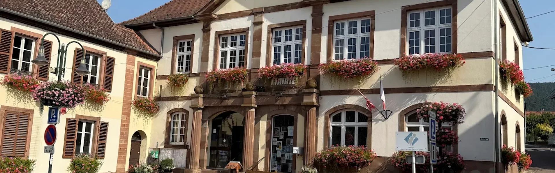 Façade de la mairie d'Oberhaslach 67280 avec ses encadrements en grès.