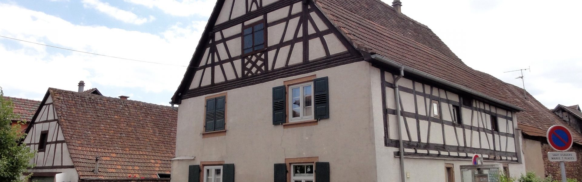 Façade de maison alsacienne à Still 67190 après ravalement montrant un pignon à colombages et une base en pierre.